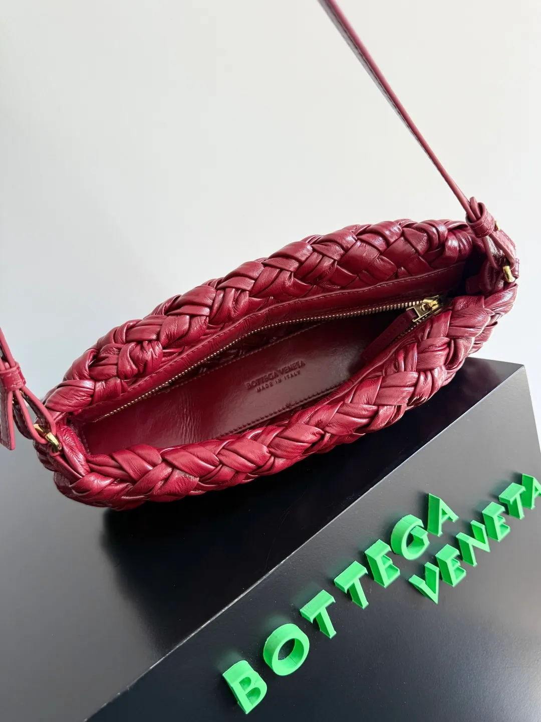 Batch 2560 BottegaVeneta's latest Kalimero cha cha fashionable chacha woven handbag, a solid product! This is really not easy to make. The oil-waxed cowhide used requires craftsmen with more than 10 years of experience to produce the effect. The hand-knitting process is very difficult and time-consuming. It is a very heavy-duty product. It has a unique texture and is worth buying. The length of the shoulder straps is also perfectly adjustable. Style number: 785780 Size: 28.5*15*6cm